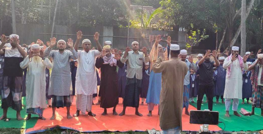 ফরিদগঞ্জের লড়াইচর দরবার শরীফে ইস্তেস্কার নামাজ