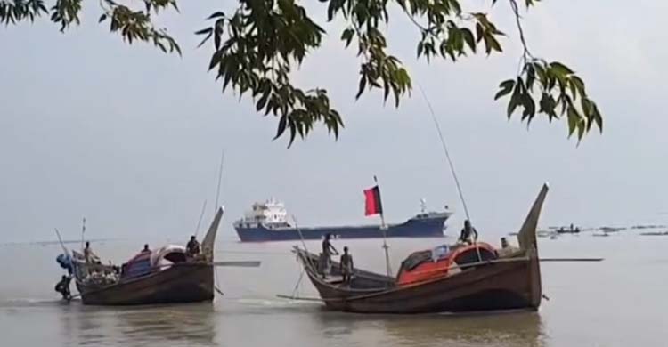 দুমাসের নিষেধাজ্ঞা শেষে নদীতে জাল ফেলেছেন জেলেরা