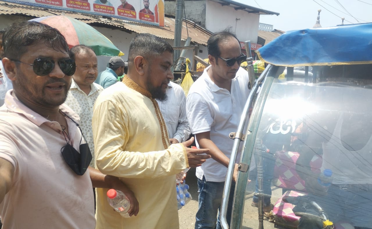 চাঁদপুর শহরে বিএনপির খাবার পানি ও স্যালাইন বিতরণ  অব্যাহত