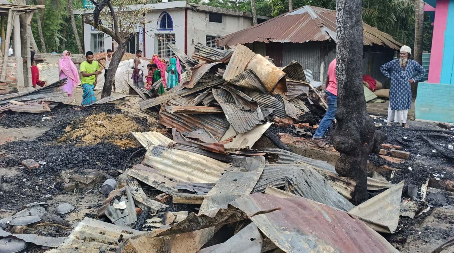 শাহরাস্তিতে অগ্নিকাণ্ডে ১৪টি বসতঘর পুড়ে ছাই, আহত ৩