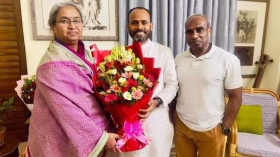 সমাজকল্যাণমন্ত্রীকে নবনির্বাচিত উপজেলা পরিষদ চেয়ারম্যান অ্যাডঃ হুমায়ূন কবির সুমনের শুভেচ্ছা
