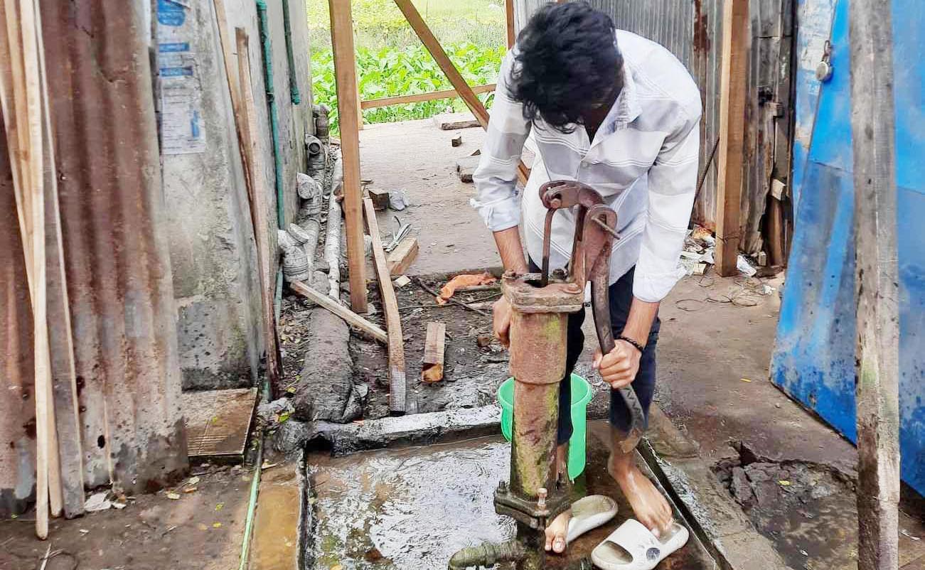মহামায়া বাজারে টয়লেটের ট্যাংকি রক্ষা পায়না দখলদারের হাতে