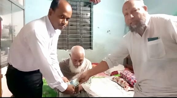 চাঁদপুর রেলওয়ে বড়স্টেশন মসজিদের সাবেক মুয়াজ্জিনকে আর্থিক সহায়তা প্রদান