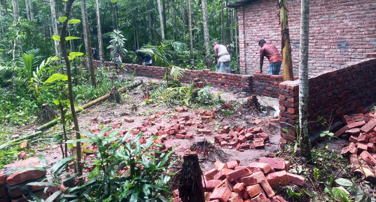 ফরিদগঞ্জে আদালতের নিষেধাজ্ঞা অমান্য, পুলিশের ওপর হামলা আটক ১