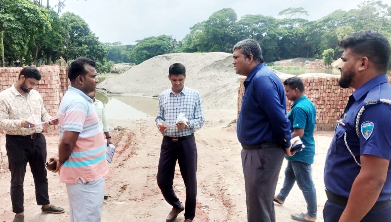 চাঁদপুরে উন্মুক্ত স্থানে ইট-বালু ব্যবসা, তিন ব্যবসায়িকে জরিমানা
