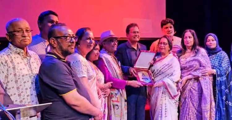 লন্ডনে শিল্পী হিমাংশু গোস্বামীকে বঙ্গবন্ধু সাংস্কৃতিক জোটের আজীবন সম্মাননা প্রদান