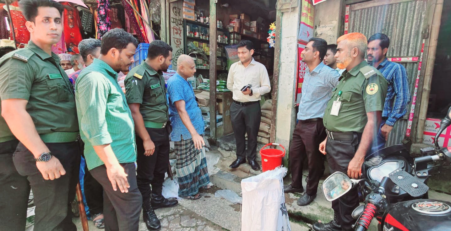 নিষিদ্ধ কার্বোফুরান ও ভেজাল সার রাখায় ফরিদগঞ্জে ভ্রাম্যমাণ আদালতের জরিমানা