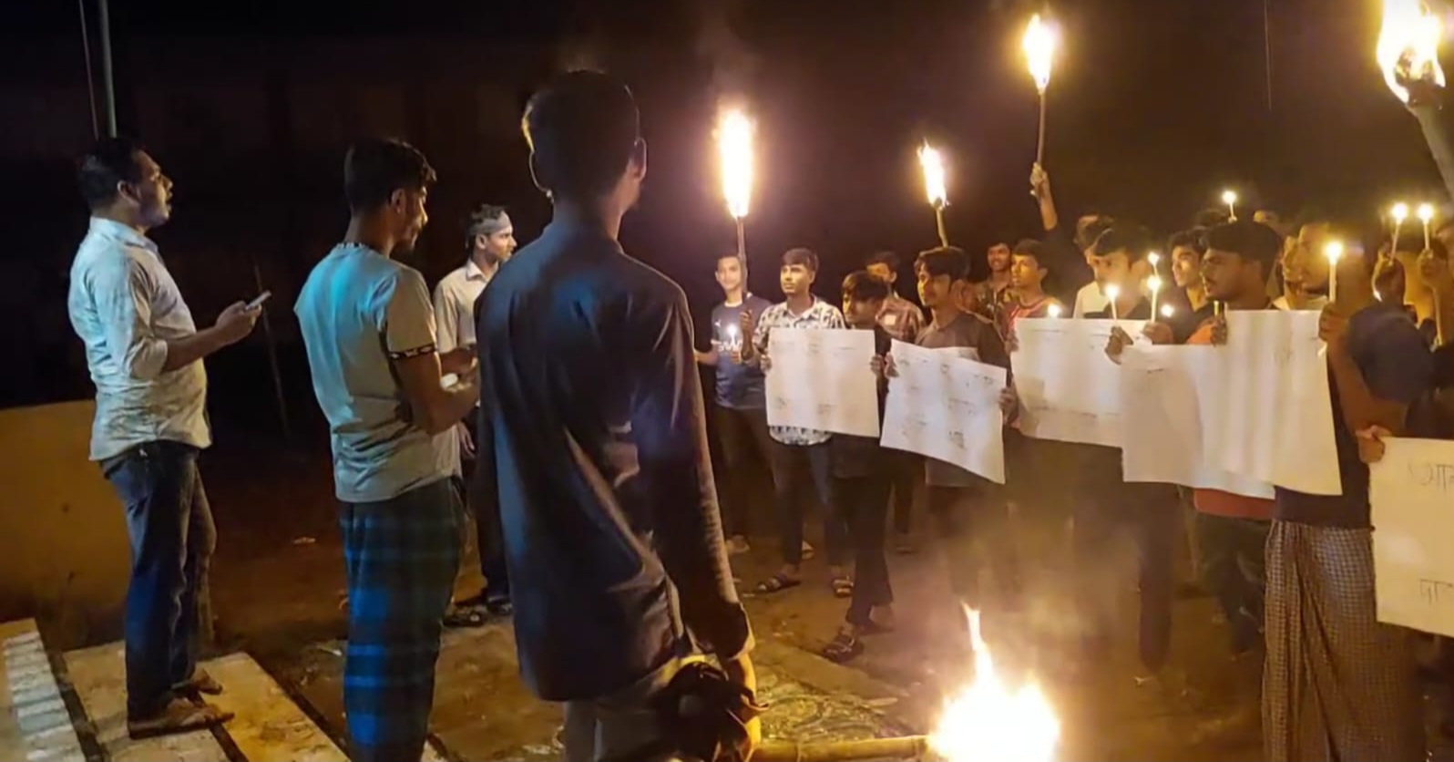 ফরিদগঞ্জে ছাত্রজনতার মশাল মিছিল