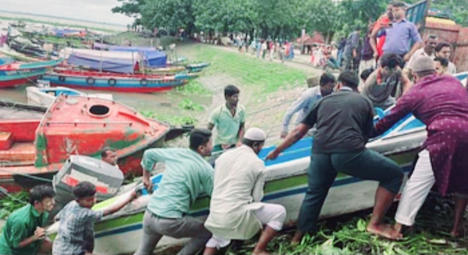 ফেনীতে বন্যার্তদের উদ্ধারে চাঁদপুর থেকে ১৭টি স্পীডবোট নিয়ে গেছে শিক্ষার্থীরা