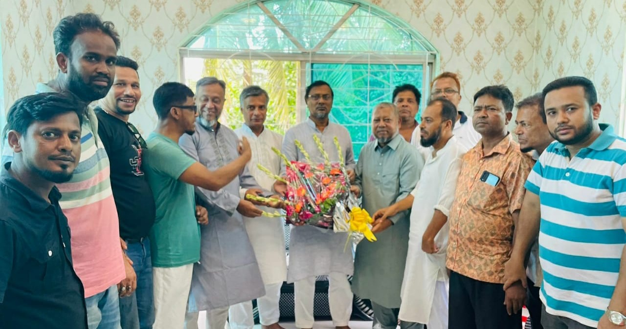 ইঞ্জিঃ মমিনুল হককে ফুলেল শুভেচ্ছা জানান ইমাম হোসেন