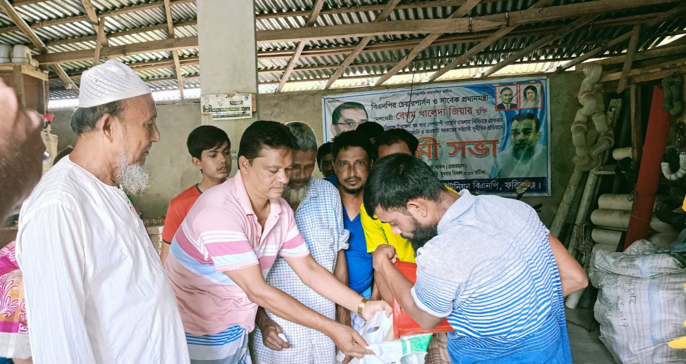 বালিথুবায় স্বপন চেয়ারম্যানের উদ্যোগে অসহায়দের মাঝে চাউল বিতরণ