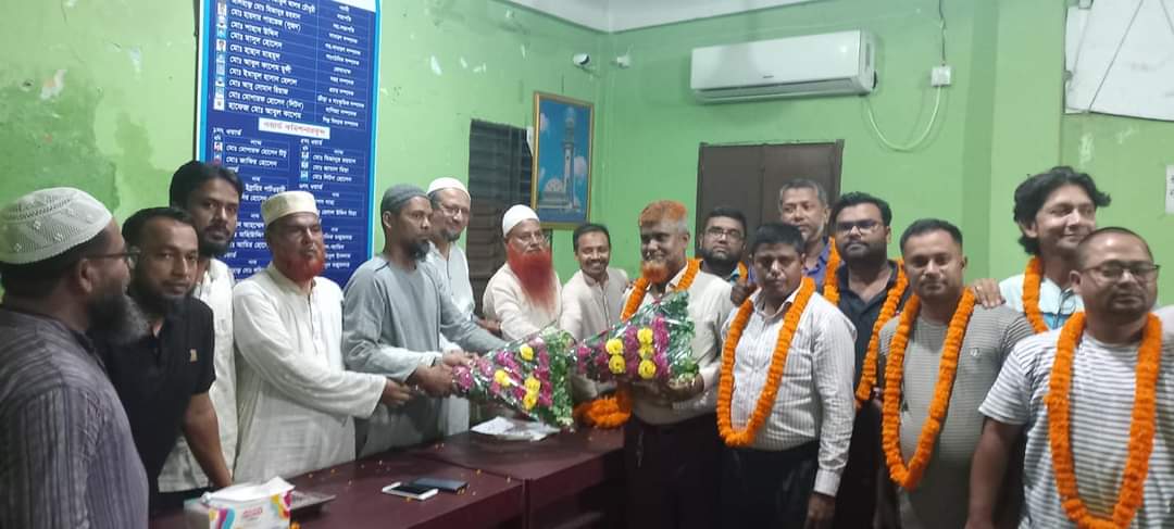হাজীগঞ্জ প্রেসক্লাব নেতৃবৃন্দকে ব্যবসায়ী সমিতির সংবর্ধনা
