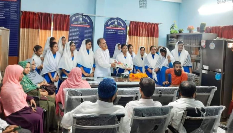 মতলব উত্তরে প্রধান শিক্ষককে বিদ্যালয়ে ফেরালেন শিক্ষার্থীরা, ফুলের শুভেচ্ছায় বরণ