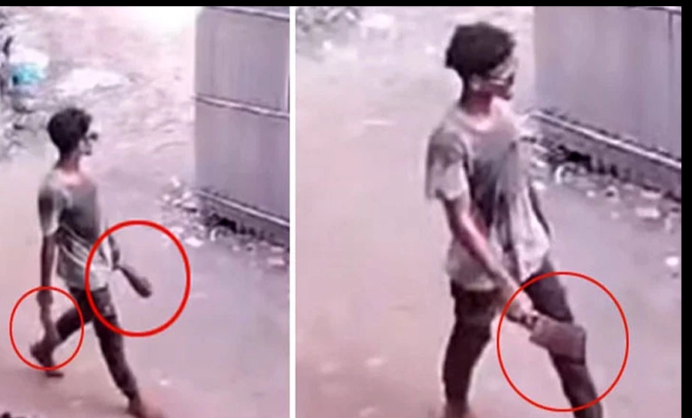 এক হাতে চাপাতি আরেক হাতে কাটা হাত সিসি ক্যামেরায় রোমহর্ষক দৃশ্য