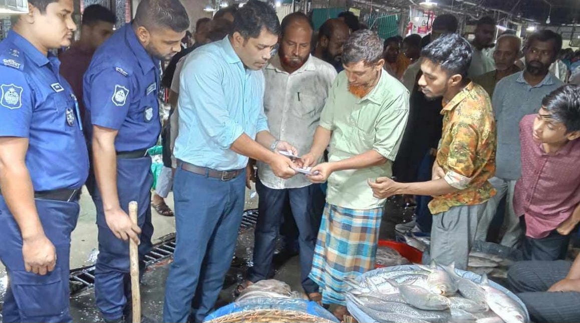 বড়স্টেশনে বেশি দামে ইলিশ বিক্রি আড়তদারকে জরিমানা