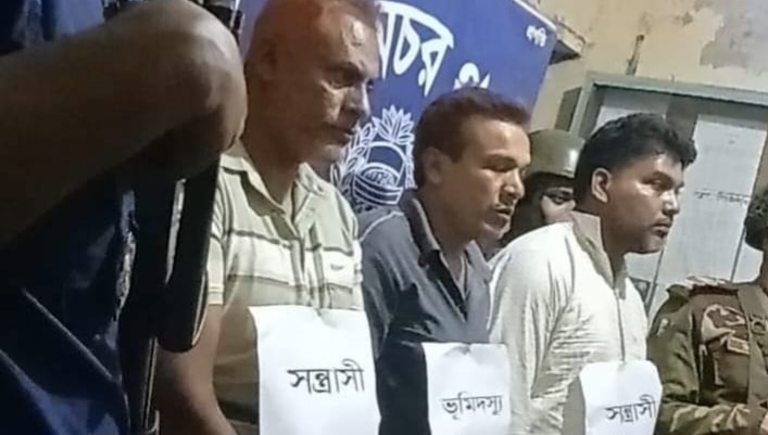 হাইমচরে যৌথবাহিনী অভিযানে সাবেক ভাইস চেয়ারম্যানসহ আটক ৩