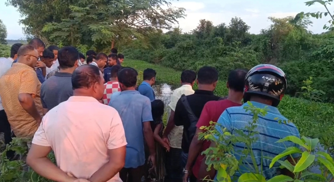 সড়কের পাশে বোরকা পরা অজ্ঞাত নারীর লাশ