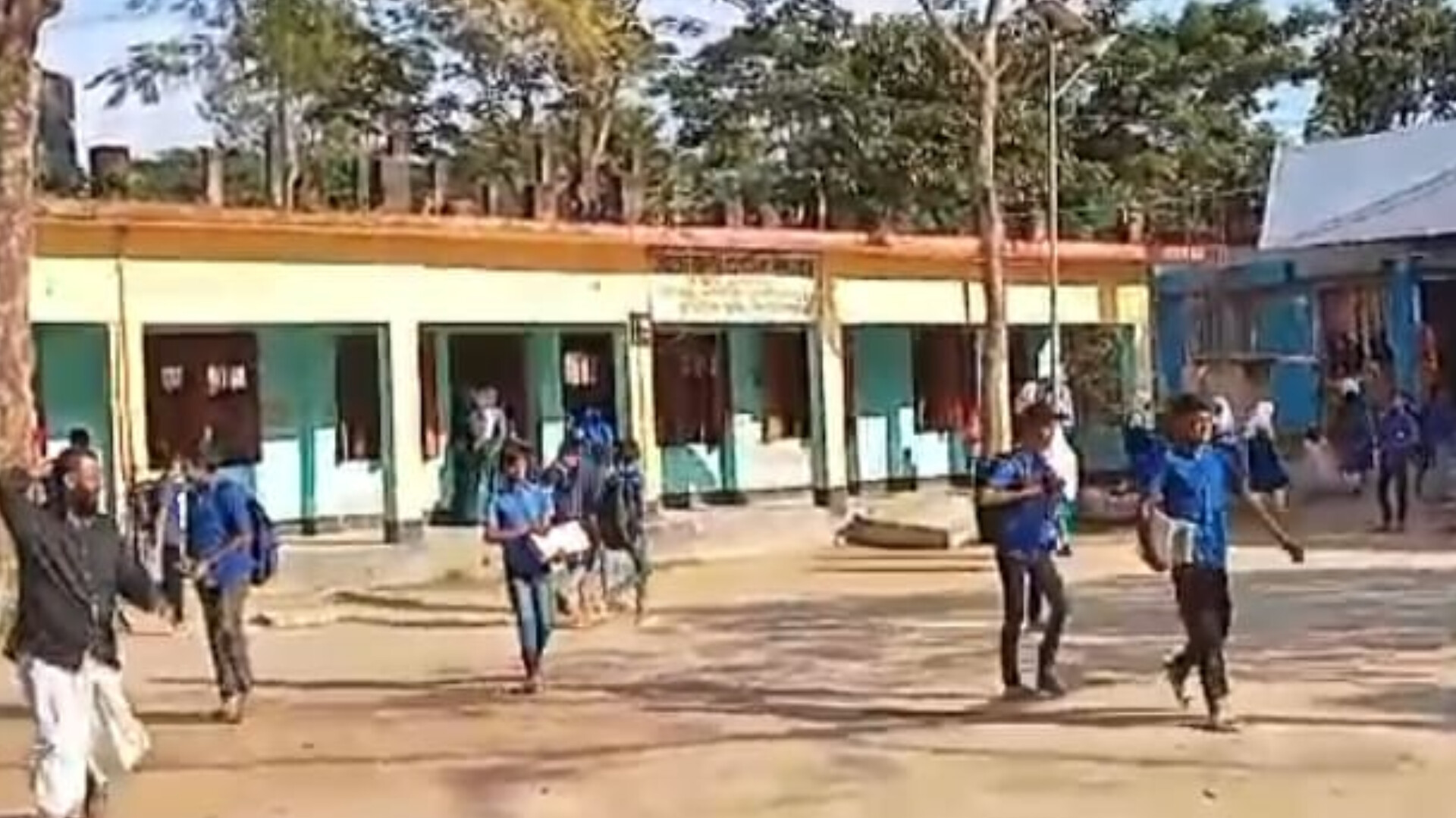 শাহরাস্তিতে বিদ্যালয়ের মাঠ রক্ষায় ভবন নির্মাণের স্থান পরিবর্তনের দাবি