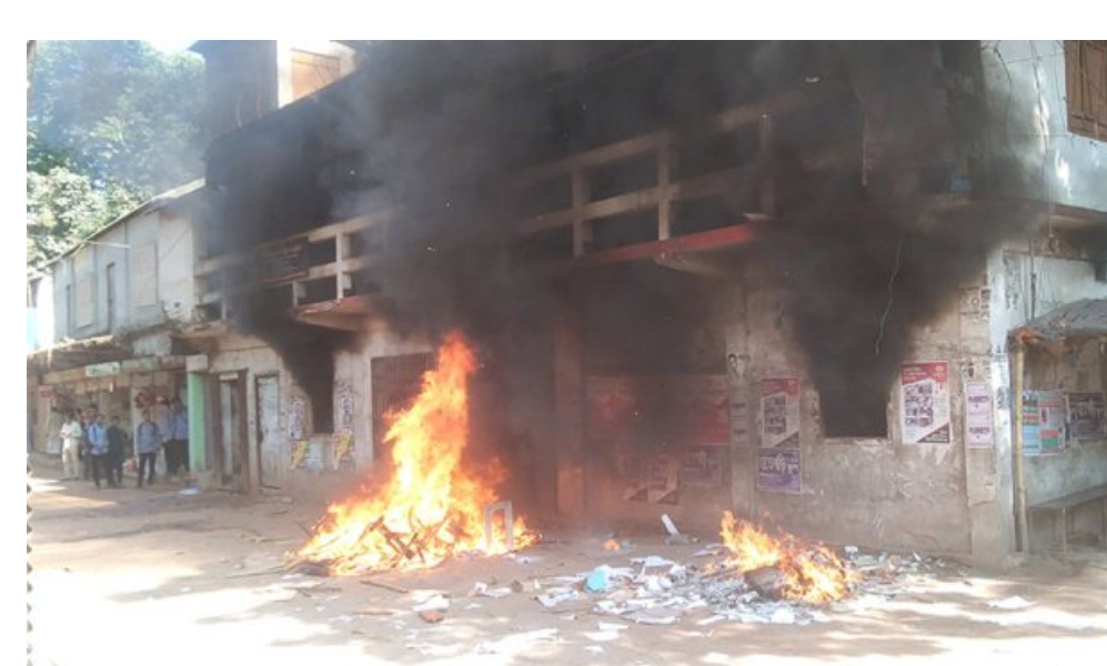 টাঙ্গাইলে রিকশা শ্রমিক কার্যালয়ে আগুন দিলেন বিক্ষুব্ধ চালকরা