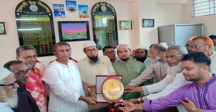 মৈশাদী উচ্চ বিদ্যালয়ের পক্ষ থেকে শেখ ফরিদ আহমেদ মানিককে সম্মাননা স্মারক প্রদান