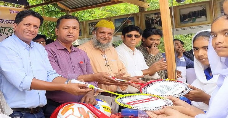 রাজরাজেশ্বরেশিক্ষার্থীদের মাঝে জেলা যুবদলের ক্রীড়া সামগ্রী বিতরণ ও বৃক্ষরোপণ