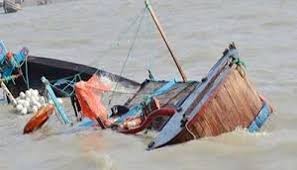 ডুবোচরে ধাক্কায় মাছধরার নৌকা উল্টে ২ জেলের মৃত্যু, নিখোঁজ ২
