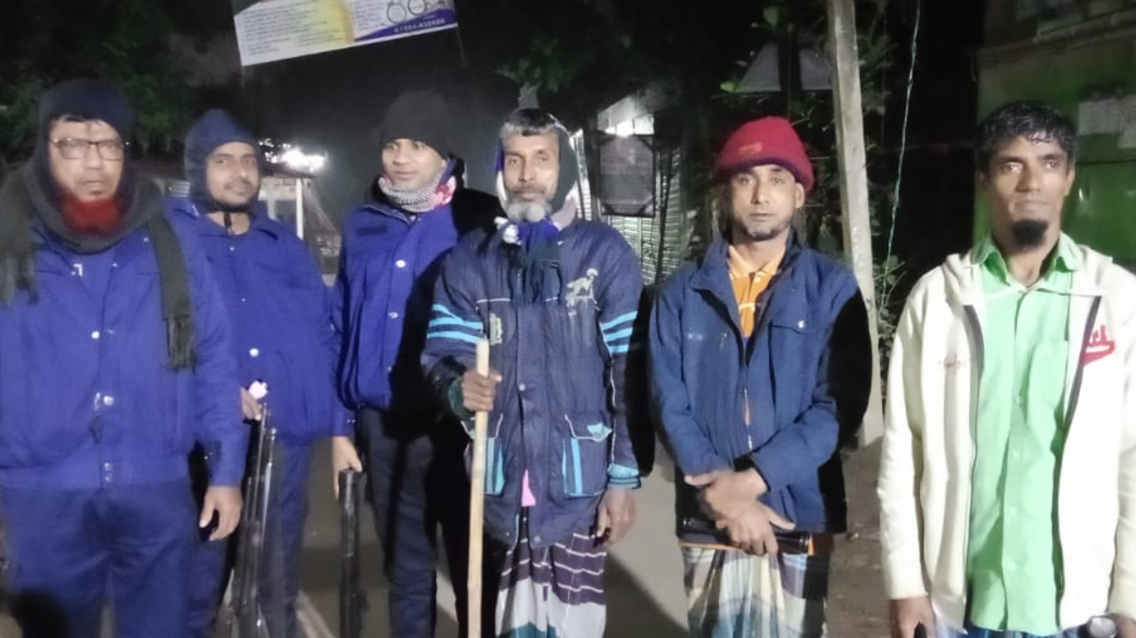 গভীর রাতে ডাকাত আতঙ্কে মসজিদ থেকে মাইকিং