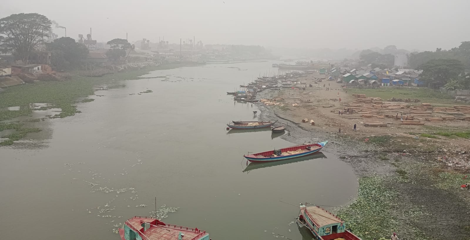 ঘন কুয়াশায় চাঁদপুরে সূর্যের দেখা নেই, শীতে কাবু জনজীবন