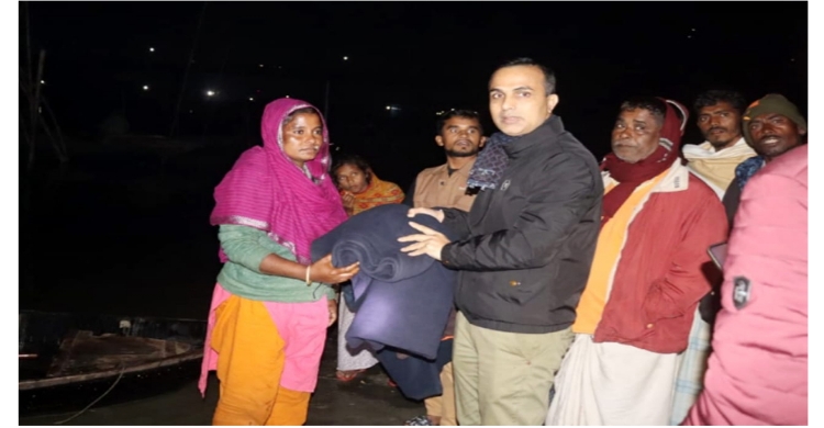 রাতের আঁধারে শীতার্তদের ঘরে জেলা প্রশাসকের উষ্ণ সহায়তা