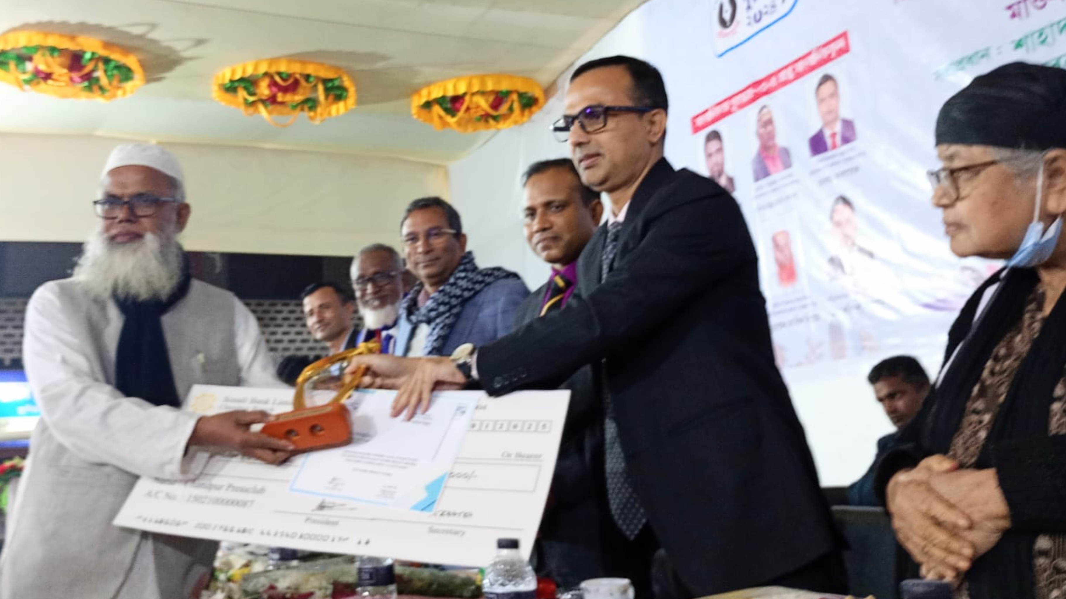 চাঁদপুর প্রেসক্লাব সাংবাদিকতা পুরস্কার পেলেন চাঁদপুর কণ্ঠের মুহাম্মদ আরিফ বিল্লাহসহ ছয় সাংবাদিক