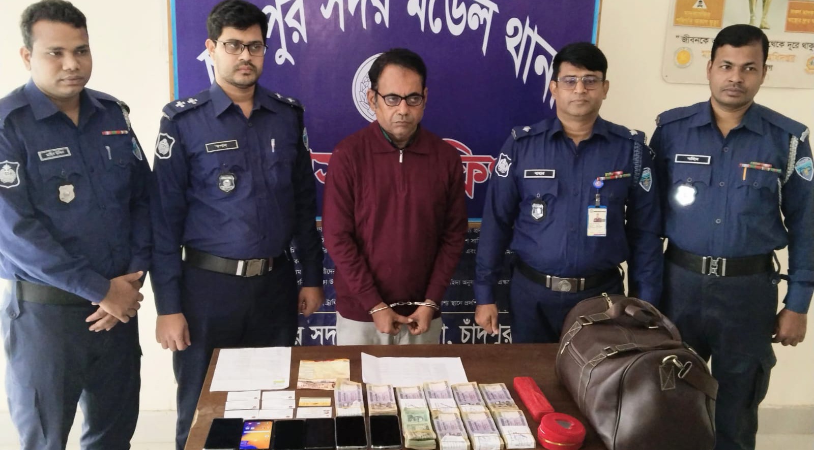 যুগ্ম সচিব পরিচয়ে স্বর্ণ নিয়ে উধাও