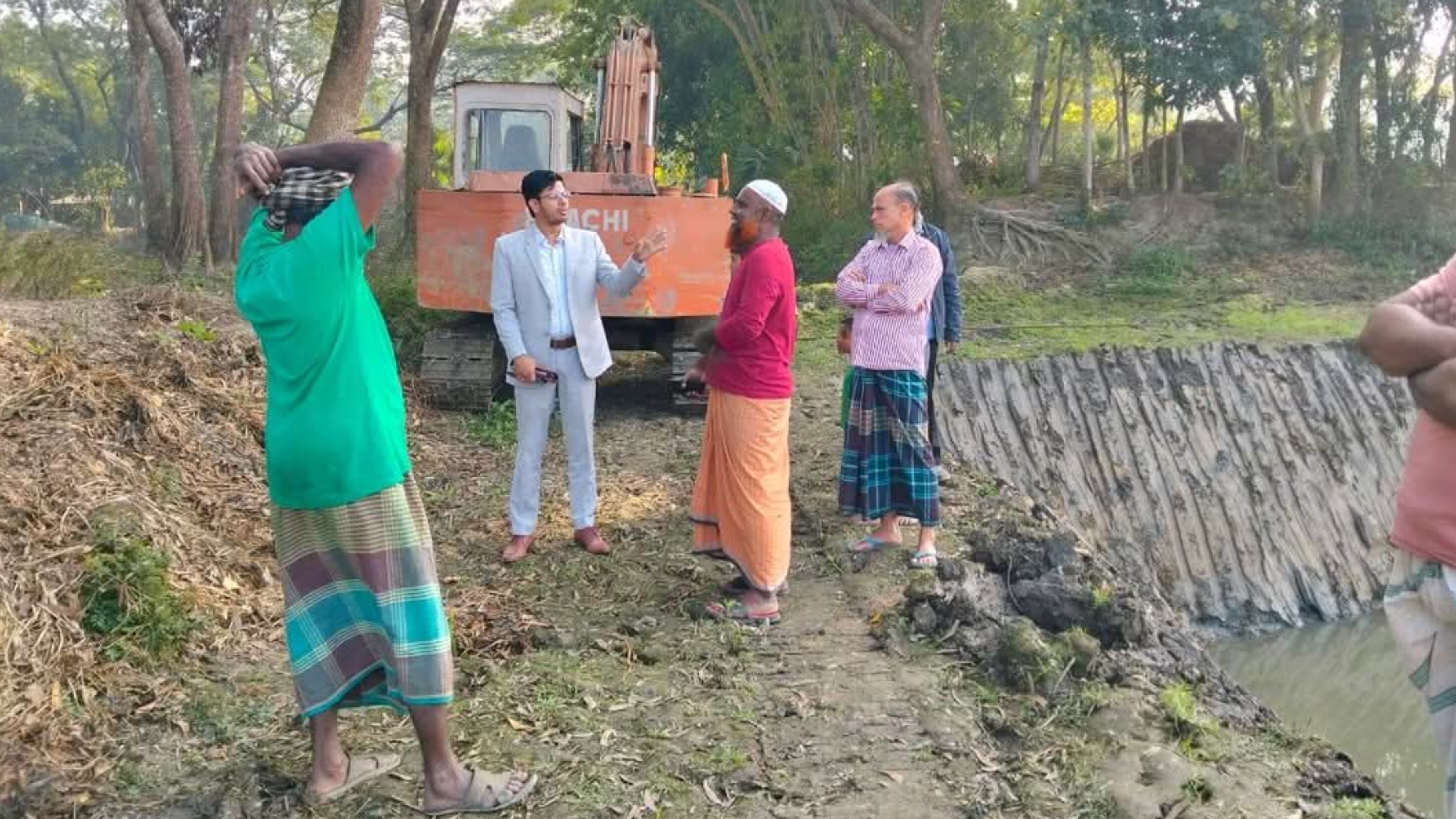 কচুয়ায় কৃষিজমির মাটি বিক্রি করায় ভেকু অপসারণ ও ট্রাক্টর বিকল