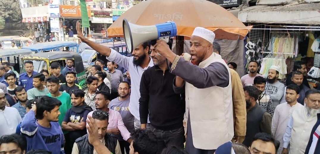 হকার্স মার্কেটে কর্মচারীকে জখম ॥ বিচারের দাবিতে সড়ক অবরোধ, ব্যবসা প্রতিষ্ঠান বন্ধ