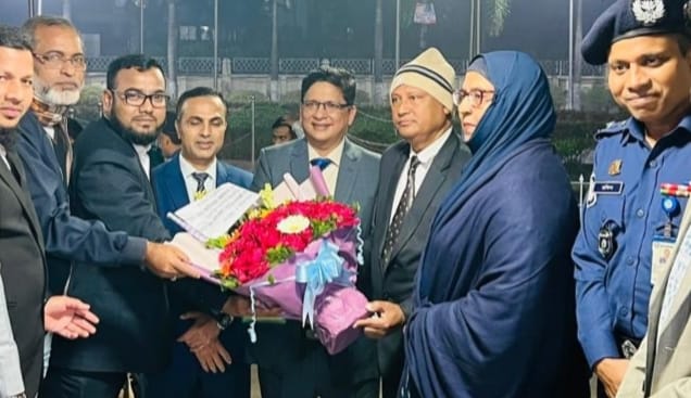 বিচারপতি হামিদুর রহমানকে চাঁদপুর জেলা আইনজীবী সমিতির ফুলেল শুভেচ্ছা