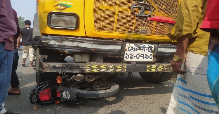 অ্যাম্বুলেন্স ওভারটেক করতে গিয়ে ট্রাক চাপায় তরুণের মৃত্যু