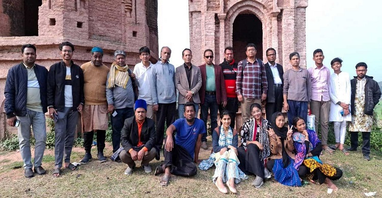 শিল্পকলা একাডেমির নাট্যকর্মশালার শিল্পীদের লৌহগড় বাস্তুভিটা ও মঠ পরিদর্শন