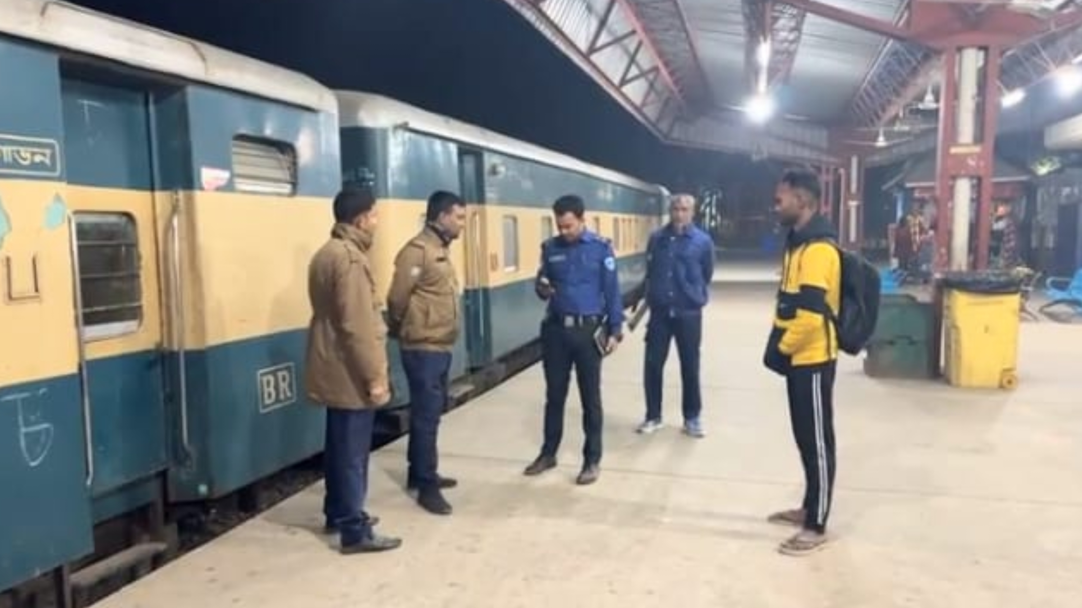 কর্ম বিরতি প্রত্যাহার : চাঁদপুর থেকে চট্টগ্রাম ছেড়ে গেছে মেঘনা ট্রেন, আসছে সাগরিকা