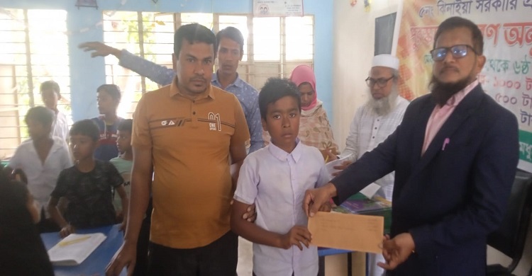 মতলব উত্তরে ঝিনাইয়া সপ্রাবিতে মধুমতি রাইস মিলের পুরস্কার প্রদান