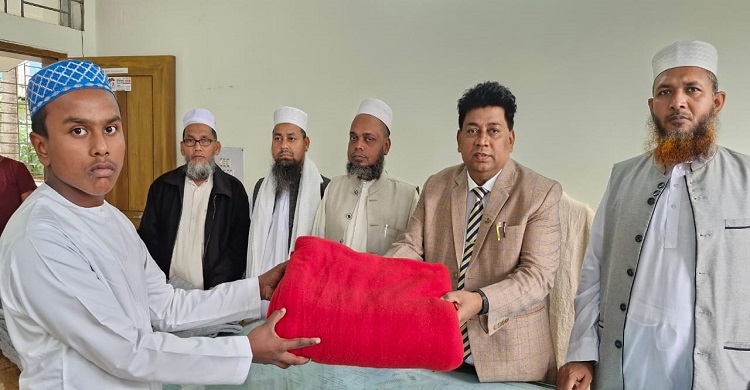 শাহতলী কামিল মাদরাসার লিল্লাহ বোর্ডিংয়ের ছাত্রদের মাঝে কম্বল বিতরণ