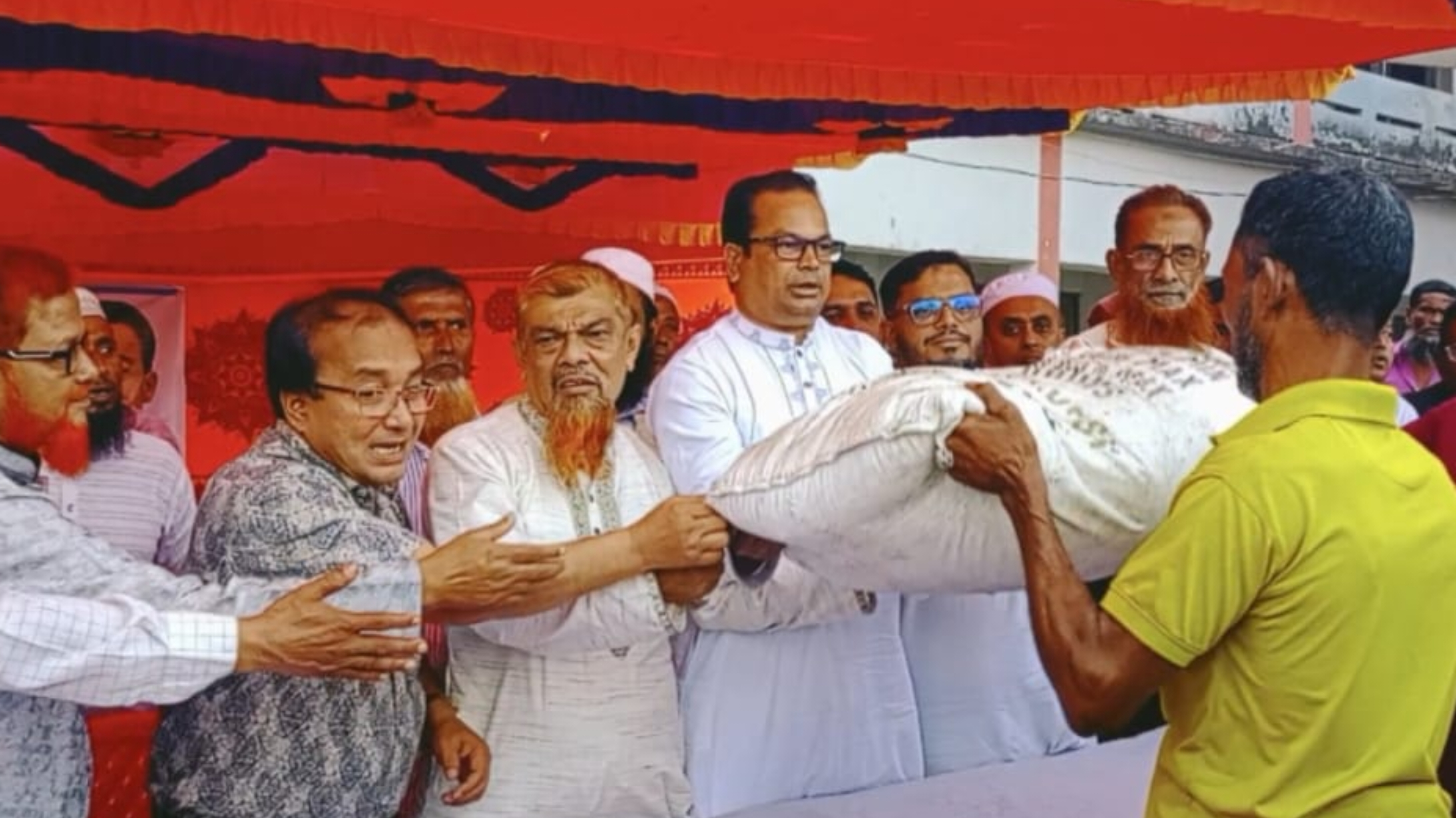 বালিথুবায় মার্কেন্টাইল ব্যাংকের সার বিতরণ
