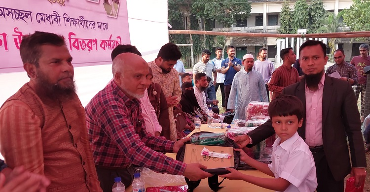 শাহরাস্তিতে মাতৃভাষা দিবসে শিক্ষা উপকরণ বিতরণ
