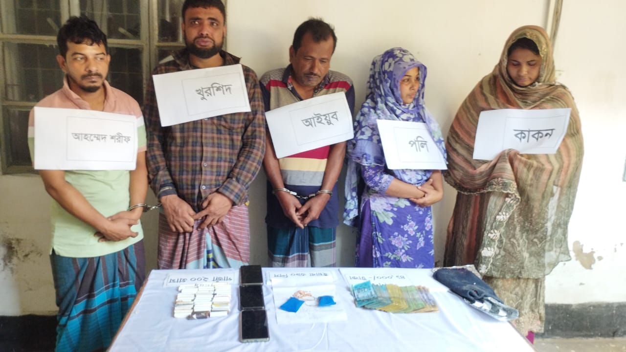 হাজীগঞ্জে ভাই-বোনসহ ৫ মাদক কারবারি আটক