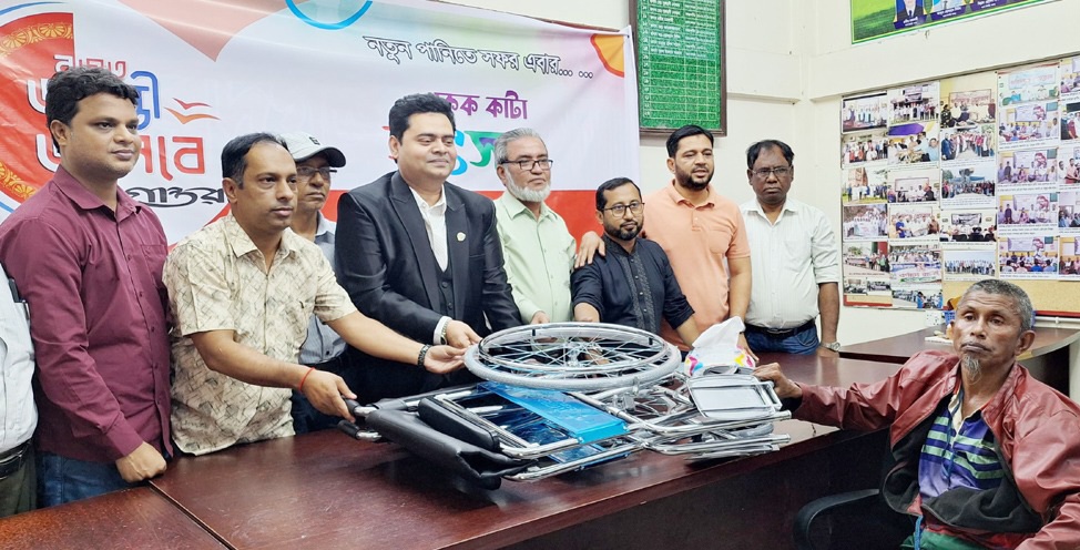 যুগান্তরের রজত জয়ন্তী উৎসবে কেক কাটা ও প্রতিবন্ধীদের মাঝে হুইল চেয়ার বিতরণ