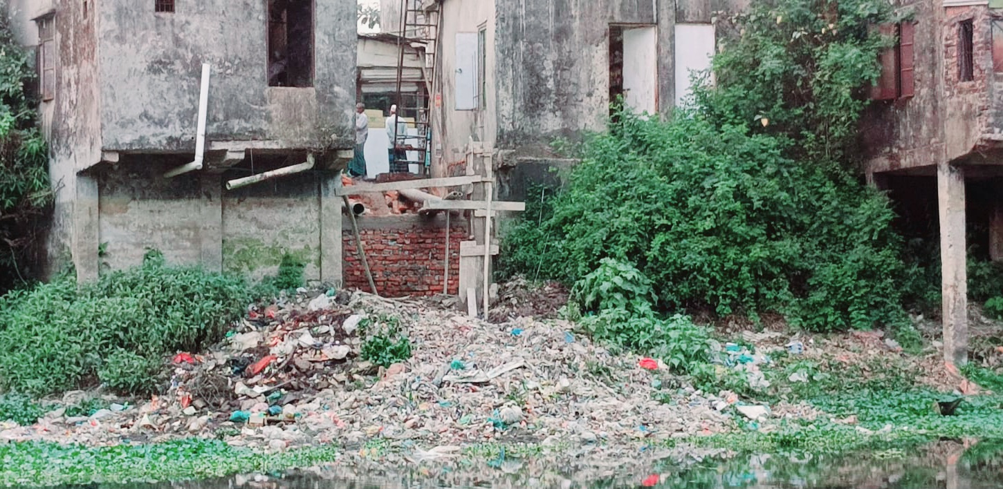 ফরিদগঞ্জে ডাকাতিয়া নদীর খেয়াঘাট দখল করে শৌচাগার নির্মাণ!