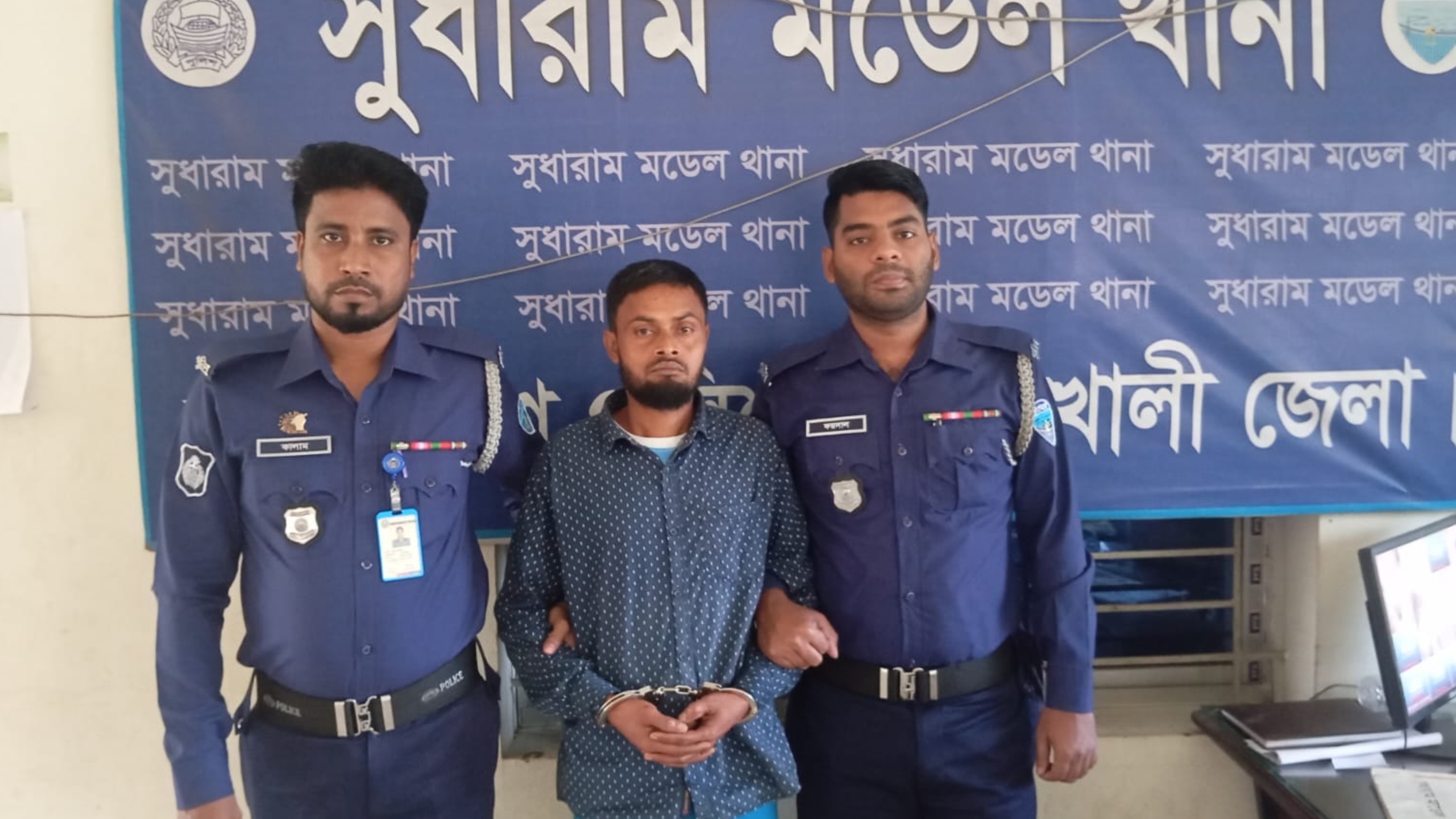 চুরির সময় চিনে ফেলায় নারীকে কুপিয়ে হত্যা