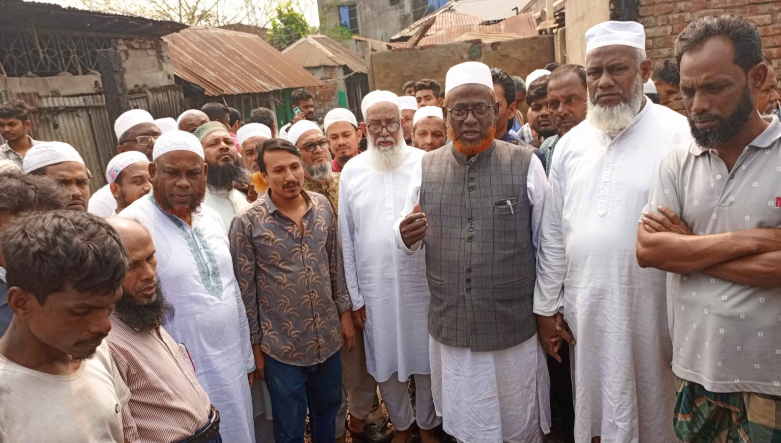 মতলব বাজারের অগ্নিকাণ্ডস্থল পরিদর্শনে জামায়াতে ইসলামীর নেতৃবৃন্দ