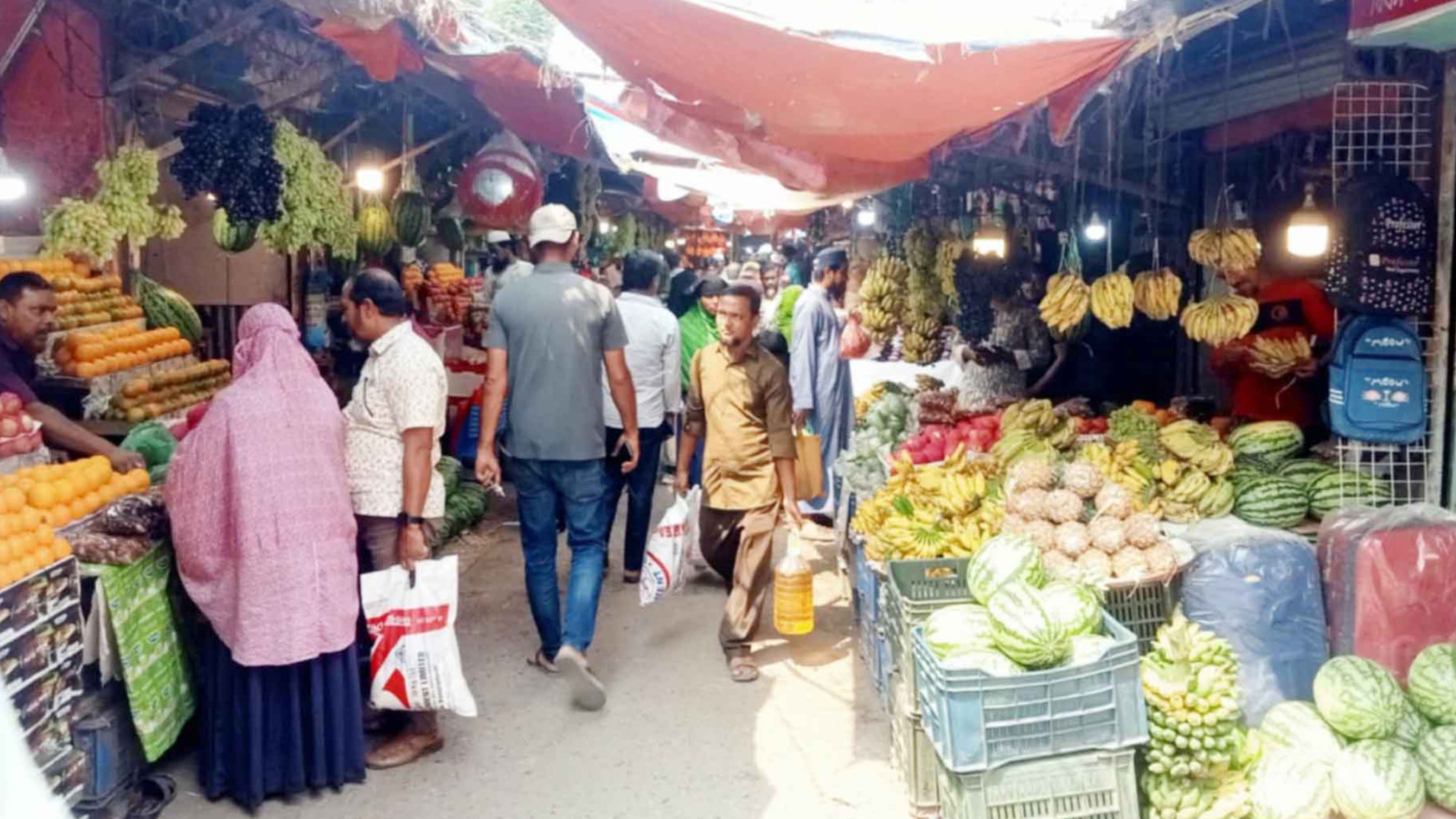 মতলব বাজারের ফুটপাতের দোকান সরাতে ইউএনওর নির্দেশ