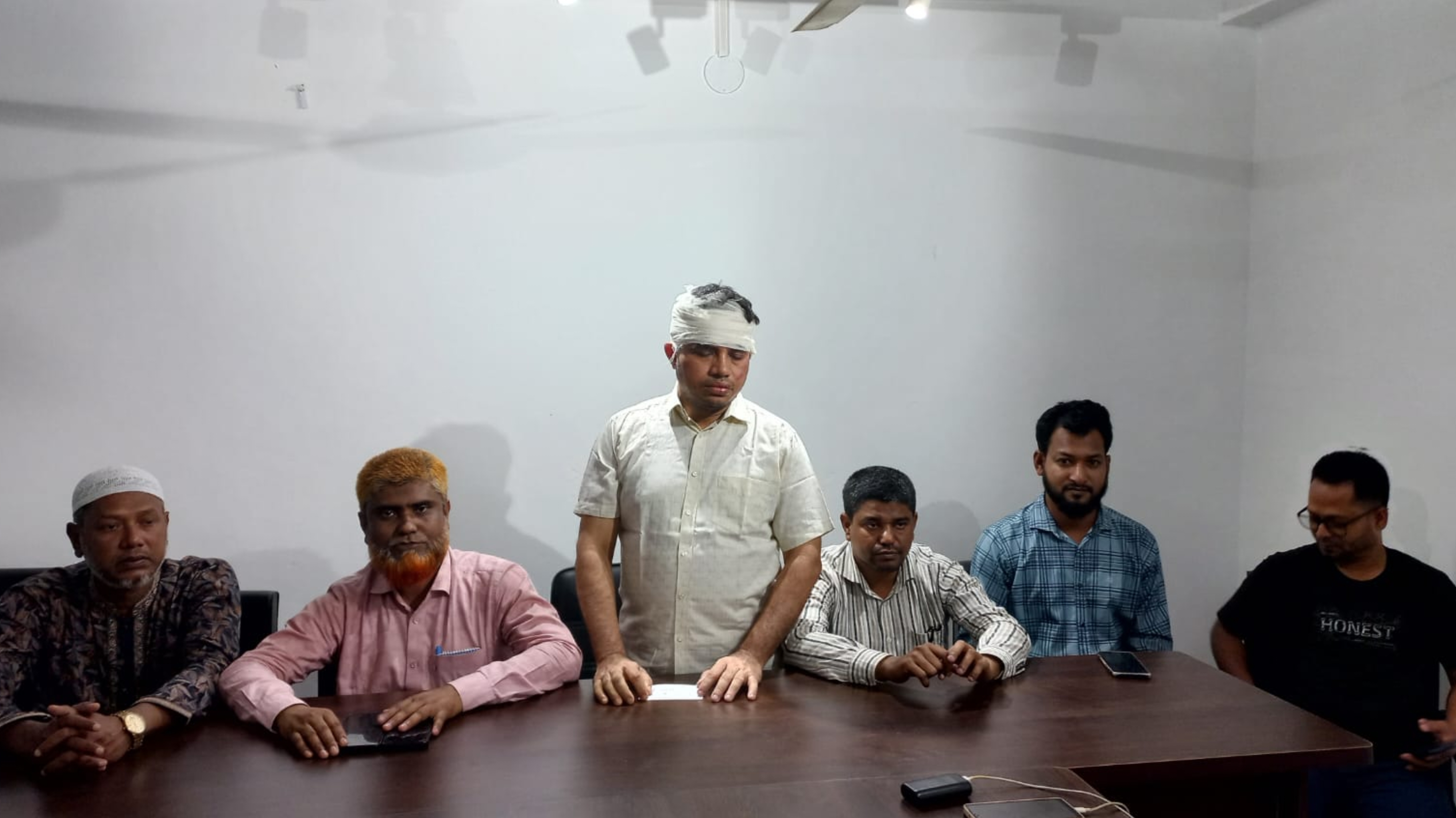 মামলা প্রত্যাহার না করায় সাবেক মেয়রের বিরুদ্ধে ব্যবসায়ীকে মারধরের অভিযোগ