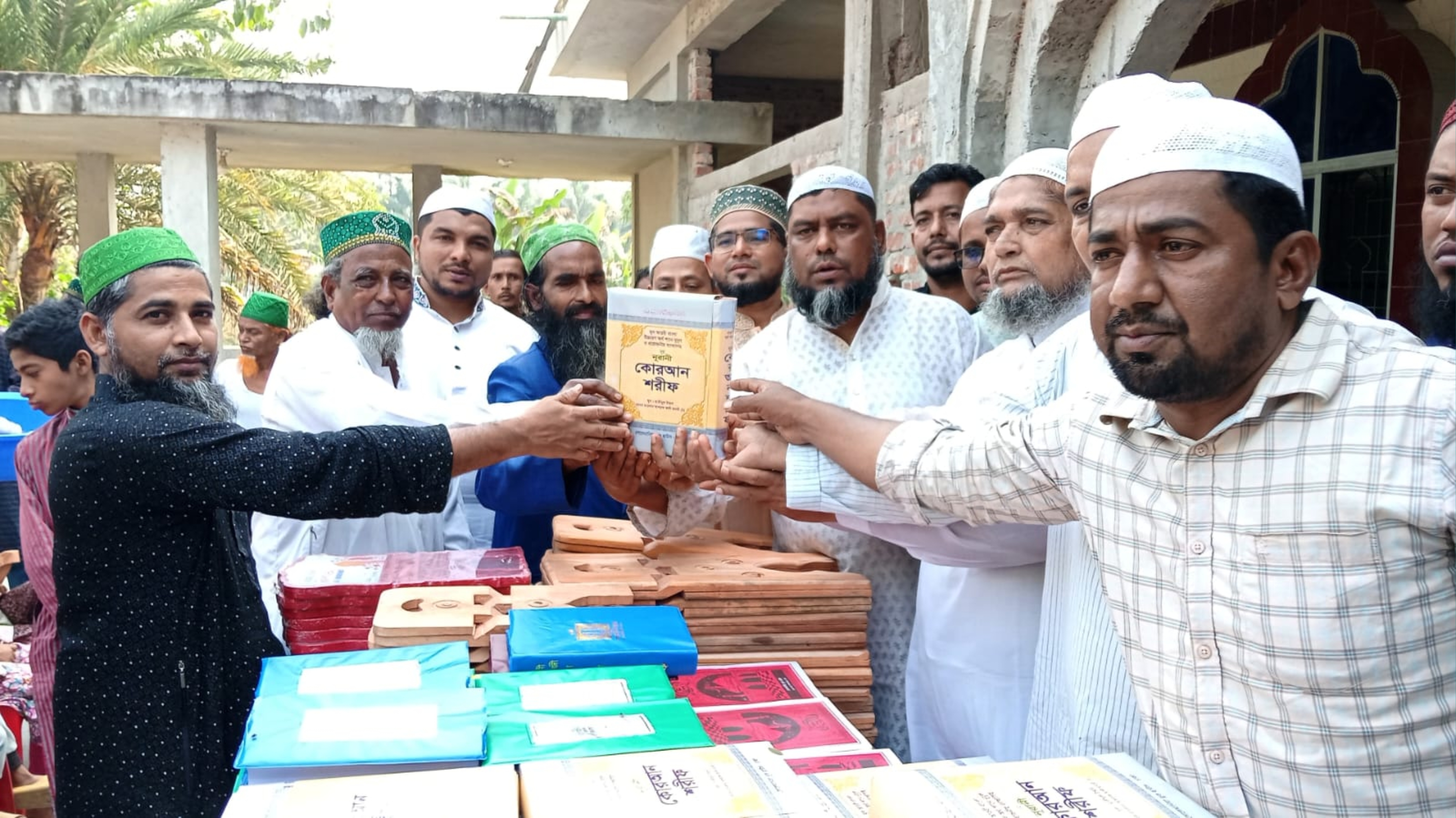 কচুয়ায় সামাজিক সংগঠন আলোর পথের ধর্মীয় শিক্ষা উপকরণ বিতরণ