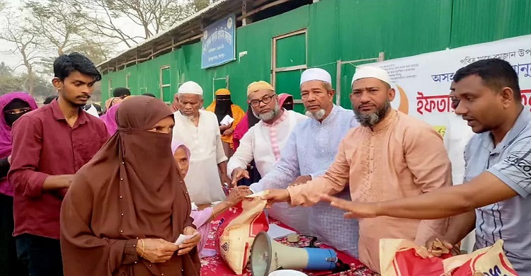ইসলামী সমাজকল্যাণ পরিষদ ও পৌর ৪ নং ওয়ার্ড জামাতের ইফতার সামগ্রী বিতরণ